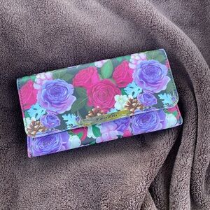 Tahari Wallet